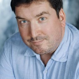 James Puddephatt - 叛教演員 飾演Consultant