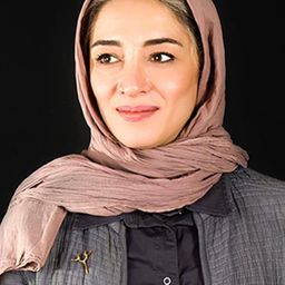 Pantea Panahiha 飾演 Mom