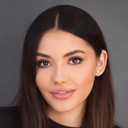 Atiana de la Hoya 飾演 Self