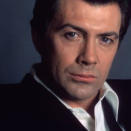 Lewis Collins 飾演 Major Colby