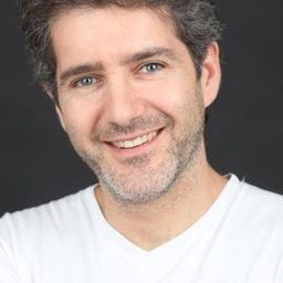 Rodrigo Sáenz de Heredia 飾演 Médico