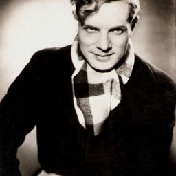 Pierre Richard-Willm 飾演 Eric Irvin