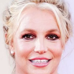 小甜甜布蘭妮 - I Am Britney Jean演員 飾演Self