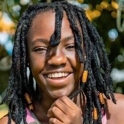 費絲·菲德爾 飾演 Ekah