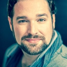 Bryan Hymel 飾演 Arnold Melchtal