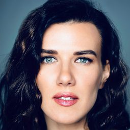 Natalia Guslistaya 飾演 Sonya Antonov