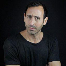 維克多·班朱玫亞 - 獸獵荒原演員 飾演Hombre de la barca