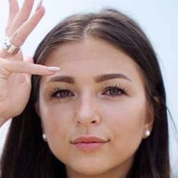 Eva Garnier 飾演 Roxane