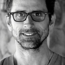 Dean Alioto 飾演 Mr. Capilano