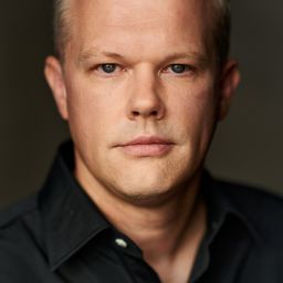 Dave Power 飾演 Elder Gilford