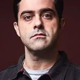 Felipe Torres 飾演 Sr. Otávio