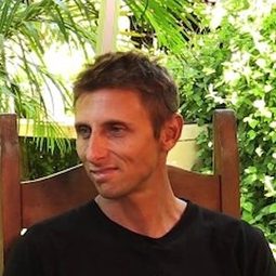 黃恩奧利分 飾演 Self