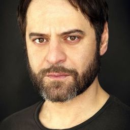 Tardu Flordun 飾演 Faruk