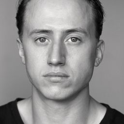 Theo Barklem-Biggs 飾演 Richard