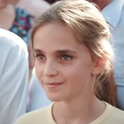 Chloë Daxhelet 飾演 Sara