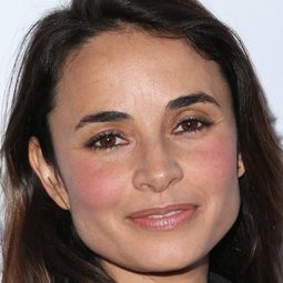 米雅·曼斯崔洛 - 暮光之城：破曉 I演員 飾演Carmen Denali