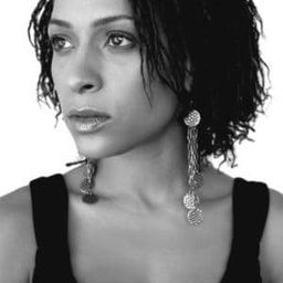 Terri Olivier 飾演 