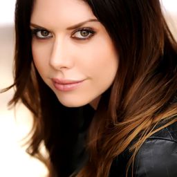 Andrea Monier 飾演 Woman