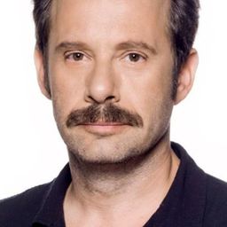 Yorgos Pirpassopoulos 飾演 Argyris