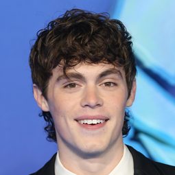 積甘比恩 飾演 Ethan Landry