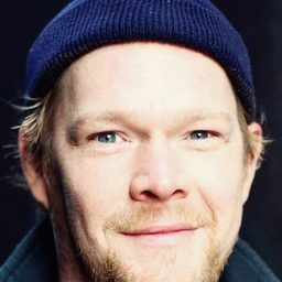 Oliver Bröcker 飾演 Globalisierungsgegner