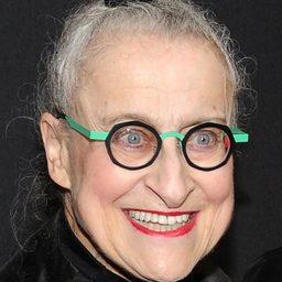 Jacqueline Robbins 飾演 Twin #1