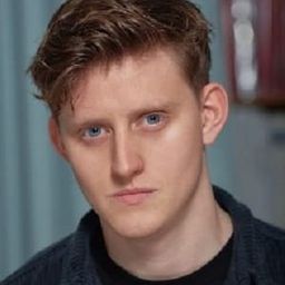 Lorn Macdonald 飾演 Spanner