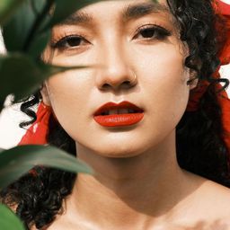 Tatyana Akman 飾演 Reni