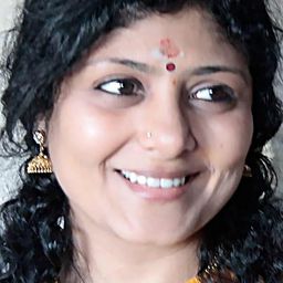 Dheepa Ramanujam 飾演 