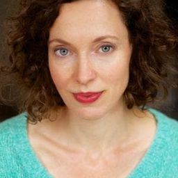 Emma Powell 飾演 Sera