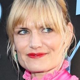 Liv Corfixen 飾演 Self