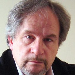 Patrick Zimmerman 飾演 The Judge