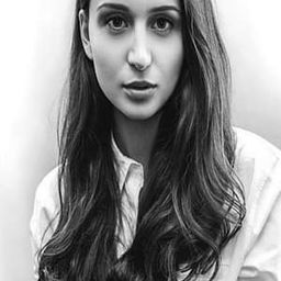 Iulia Ciochina 飾演 Vanzatoare