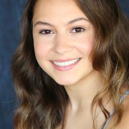 妮可萊特·皮爾尼 飾演 Mia