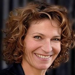 Sylvie Flepp 飾演 La journaliste