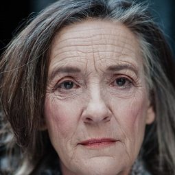 Francesca Waters - 荒島囚救演員 飾演Barbara