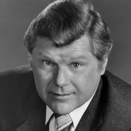 Bob Hastings 飾演 Monahan