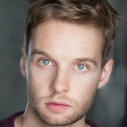 Sion Young 飾演 Joe