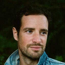 Charlie Carrick 飾演 Eli