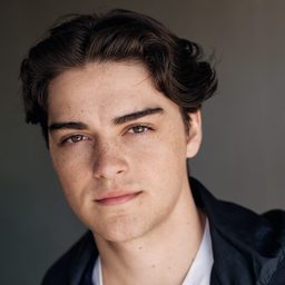 Finn Woodlock 飾演 Bike Armstrong