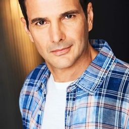 Michael Desante 飾演 The Terrorist