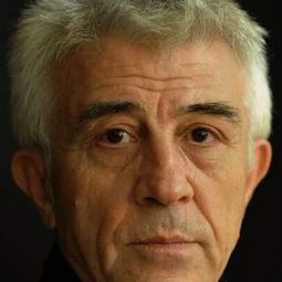 Nuri Gökaşan - 沒有圖書館的圖書館長演員 飾演Jandarma Komutanı