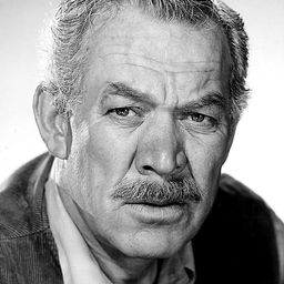 Ward Bond 飾演 Father Peter Lonergan