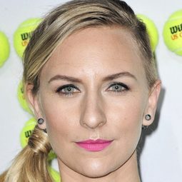 米奇·薩姆納 飾演 Caroline