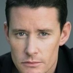 Brian Glanney 飾演 Riley