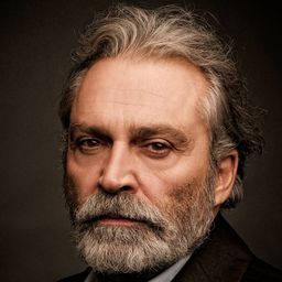 哈路克·畢金奈 飾演 Abdülhamit II