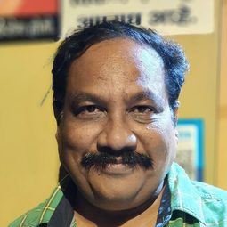 Jayant Gadekar 飾演 Funny Cop