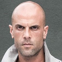 Christian George - 鐵馭神兵演員 飾演SA Yates