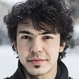 Ahmad Khan Mahmoodzada 飾演 Young Hassan