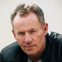 James Sutorius 飾演 Richard Freeman